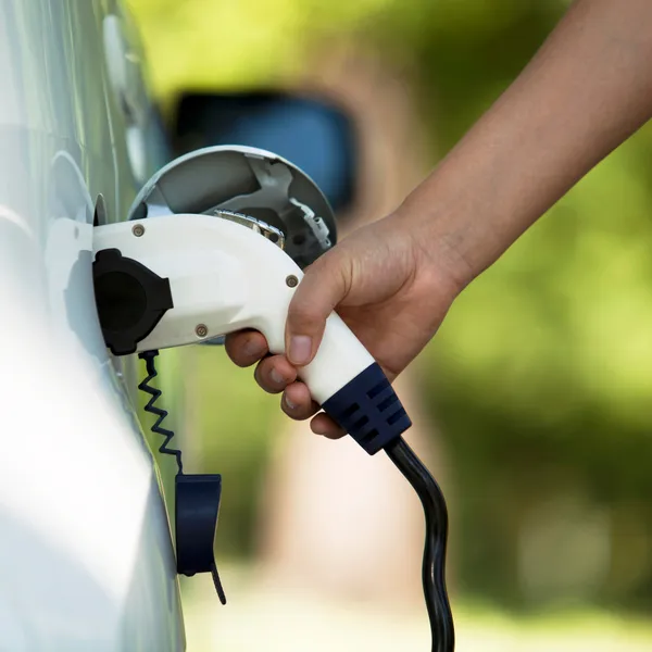 Oplader til elbil sættes ind i bil