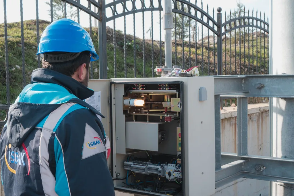 Elektriker tjekker sikringsskab før installation af ladeboks